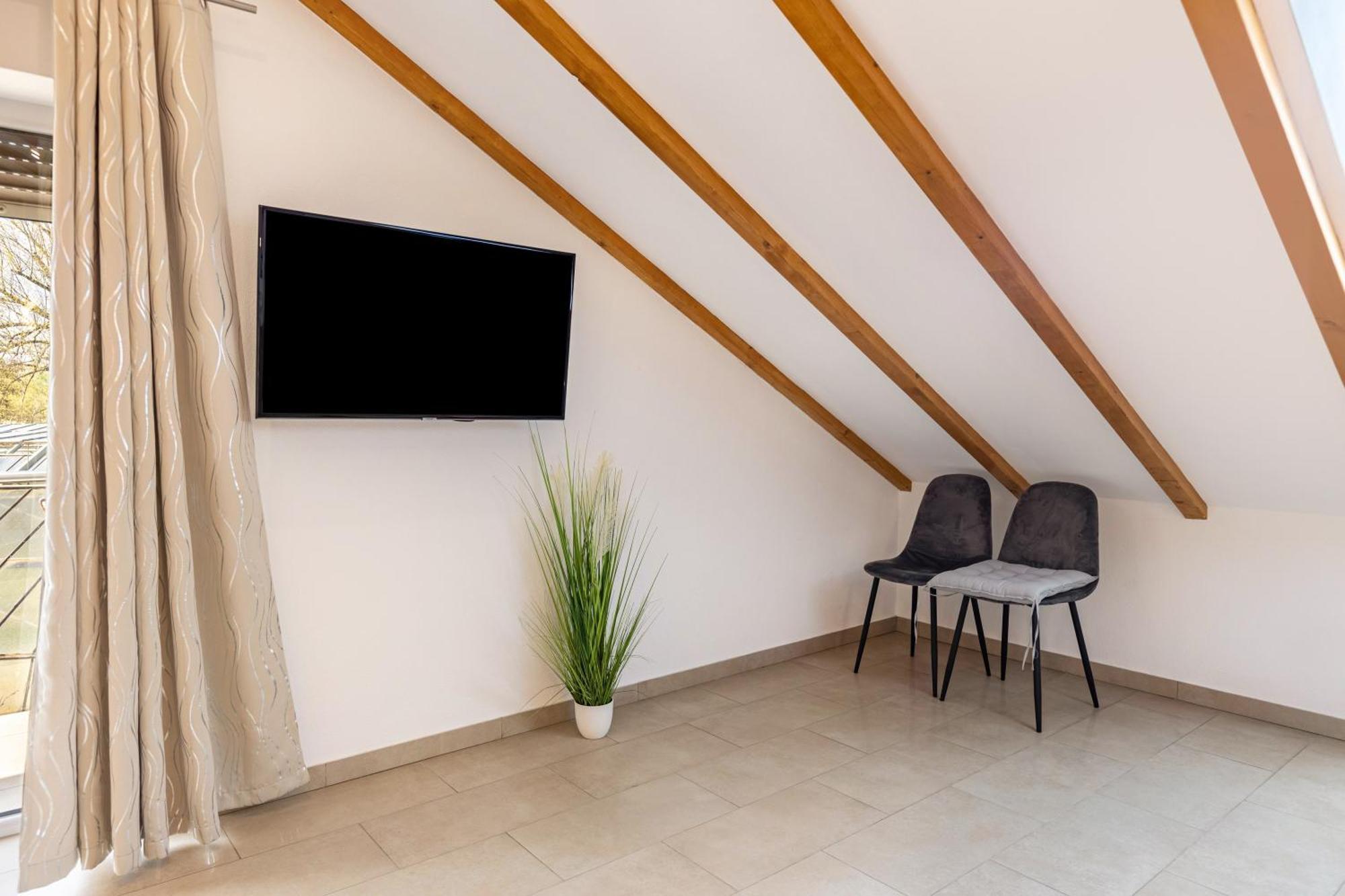 Martin Lafar Apartment *